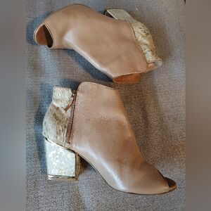 KLUB NICO Leather Tan and Gold Peep Toe Ankle Boots With Calf Hair Sz-10